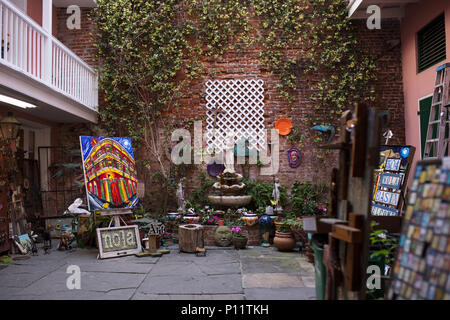 Il cortile interno di una galleria d'arte nel Quartiere Francese di New Orleans, in Louisiana. Foto Stock