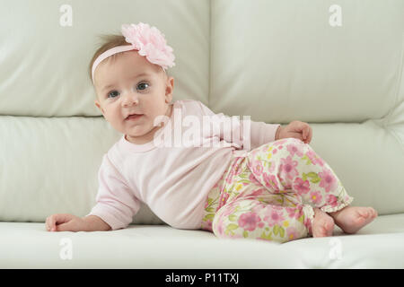 Carino affascinante ragazza con un fiore sul suo capo Foto Stock