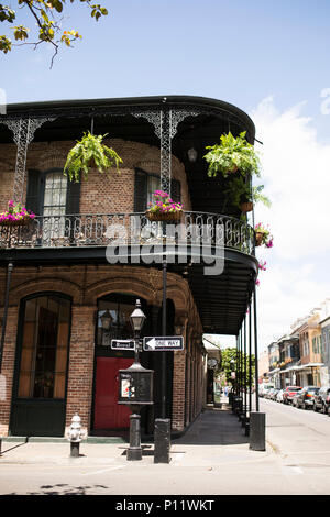 Un edificio di stile tradizionale con letti in ferro battuto con balcone nel Quartiere Francese di New Orleans, in Louisiana, Stati Uniti d'America. Foto Stock