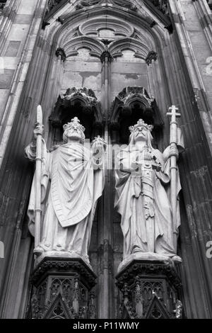Al portale occidentale della Cattedrale di Colonia sono questo due famose figure della storia: Sacro Romano Imperatore Enrico II (sinistra) e il Santo Re Stefano I di Ungheria (a destra). Le statue sono fatte di calcare dall'artista Peter Fuchs circa1870. Il restauro ha avuto luogo nell'anno 2005. Foto Stock