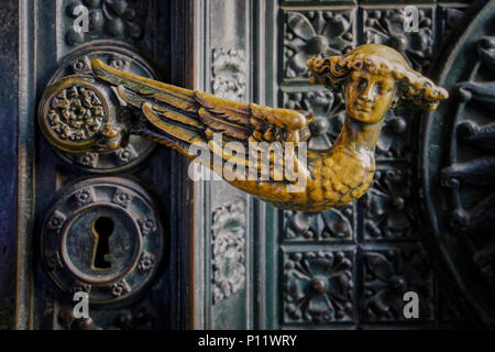 Le porte del Duomo di Colonia sono fatte di bronzo. Un cherubino è la maniglia della porta. Foto Stock