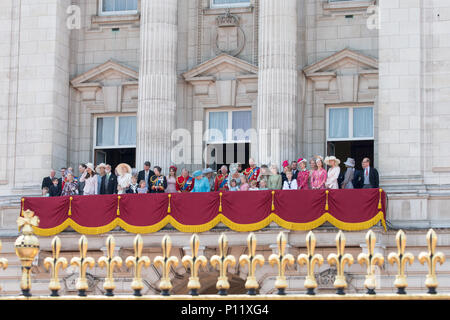 La famiglia reale sul balcone di Buckingham Palace a guardare il flypast al Trooping il colore oggi a Londra. Il Duca e la Duchessa di Sussex hanno unito la Regina per il Trooping la parata di colori per segnare il suo 92 compleanno. Stampa di Harry e Meghan Markle, che ha sposato il mese scorso sono arrivati come parte del carrello processione. Una grande folla di spettatori si sono riuniti per guardare sabato alla cerimonia che ha visto intorno al mille soldati marzo per la sfilata delle Guardie a Cavallo in Whitehall. Foto Stock