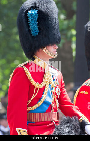 Il principe William al Trooping il colore oggi a Londra. Il Duca e la Duchessa di Sussex hanno unito la Regina per il Trooping la parata di colori per segnare il suo 92 compleanno. Stampa di Harry e Meghan Markle, che ha sposato il mese scorso sono arrivati come parte del carrello processione. Una grande folla di spettatori si sono riuniti per guardare sabato alla cerimonia che ha visto intorno al mille soldati marzo per la sfilata delle Guardie a Cavallo in Whitehall. Foto Stock