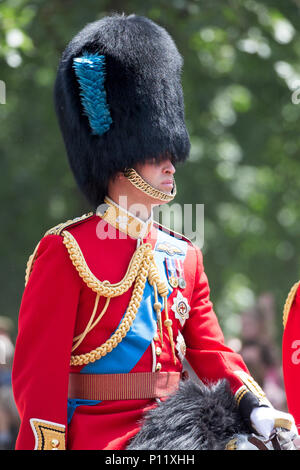 Il principe William al Trooping il colore oggi a Londra. Il Duca e la Duchessa di Sussex hanno unito la Regina per il Trooping la parata di colori per segnare il suo 92 compleanno. Stampa di Harry e Meghan Markle, che ha sposato il mese scorso sono arrivati come parte del carrello processione. Una grande folla di spettatori si sono riuniti per guardare sabato alla cerimonia che ha visto intorno al mille soldati marzo per la sfilata delle Guardie a Cavallo in Whitehall. Foto Stock