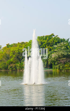 Schizzi di fontana di acqua in una giornata di sole Foto Stock