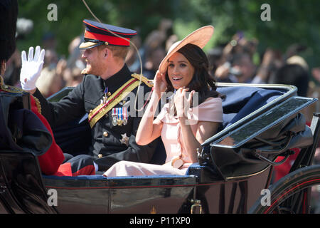 Il principe Harry e Meghan Markle (il Duca e la Duchessa di Sussex) al Trooping il colore a Londra il 9 giugno 2018. Il Duca e la Duchessa di Sussex hanno unito la Regina per il Trooping la parata di colori per segnare il suo 92 compleanno. Stampa di Harry e Meghan Markle, che ha sposato il mese scorso sono arrivati come parte del carrello processione. Una grande folla di spettatori si sono riuniti per guardare sabato alla cerimonia che ha visto intorno al mille soldati marzo per la sfilata delle Guardie a Cavallo in Whitehall. Foto Stock