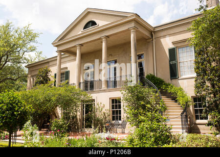 Scala curva e disegno camera veranda che si affaccia sul terrazzo porticato a Longue Vue House di New Orleans, in Louisiana, Stati Uniti d'America. Foto Stock