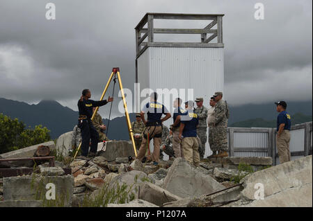 Stati Uniti Guardie Nazionali dalle Hawaii e California Medical Ricerca di distacco e squadre di estrazione sul treno il modo corretto per estrarre le vittime durante il funzionamento Kula Aloha Maggio 4, 2017. Il funzionamento è una regione FEMA IX Medical formazione collettiva esercitare uno scenario che coinvolge le Hawaii e California guardie nazionali medica dei distacchi di sostegno di uno un altro dopo un grande uragano. (Air National Guard Foto Stock