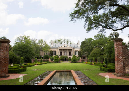 La facciata a sud di Longue Vue House e il tribunale spagnolo giardino a New Orleans, Louisiana. Foto Stock