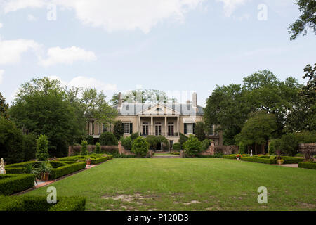 La facciata a sud di Longue Vue House e il tribunale spagnolo giardino a New Orleans, Louisiana. Foto Stock