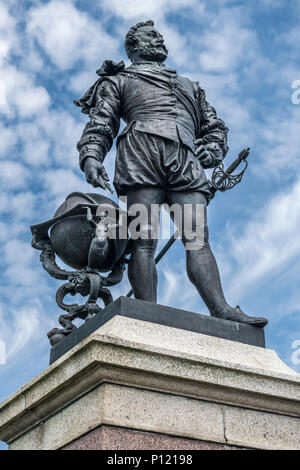 La famosa statua di Sir Francis Drake sorge di fronte al mare su un plinto su Plymouth Hoe in South Devon. Foto Stock