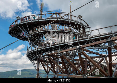 Sky a piedi in Dolni Morava , Repubblica Ceca.i turisti a piedi lungo i sentieri di legno di un 55 metri di torre.Agosto 2017 Foto Stock
