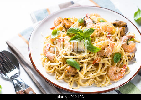 Pasta spaghetti con frutti di mare e salsa alla panna. Foto Stock