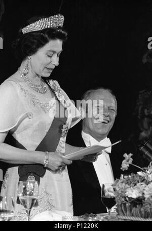 1976, 7 luglio - Tenda sul prato del Sud - La Casa Bianca - Gerald Ford, Queen Elizabeth II - Ford seduti a tavola, sorridente; la regina Elisabetta in piedi, lettura commento; bianco cravatta usura formale - Stato la cena in onore della regina Elisabetta II e del Principe Filippo Foto Stock