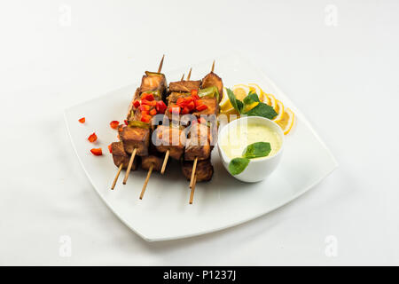 Grigliata di spiedini di salmone e verdure Foto Stock