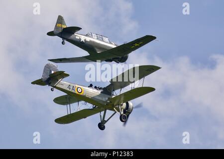 Il più antico sopravvissuto Fairey Swordfish nel mondo gestito dalla Royal Navy volo storico di volare con un North American T-6 Harvard a Shuttleworth Foto Stock