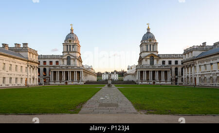 Guardando un cortile erboso presso la Old Royal Naval College di Greenwich, Londra Foto Stock