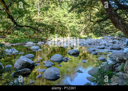 Rocce del Fiume Mossman in Mossman Gorge nel lontano Nord Queensland Foto Stock