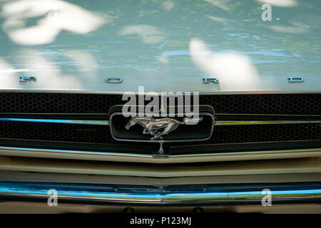 Berlino, Germania - 09 giugno 2018: Auto anteriore dettaglio del design e della Ford Mustang logo / marchio closeup a Oldtimer manifestazione automobilistica a Berlino Foto Stock