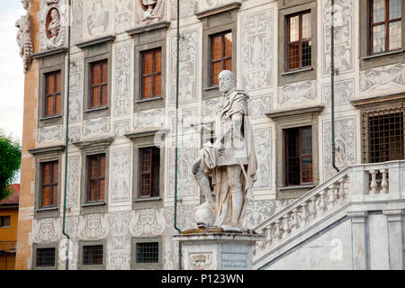 Sgraffiti decorate Palazzo della Carovana (Palazzo dei Cavalieri) con Cosimo Medici statua a Piazza dei Cavalieri (la piazza dei Cavalieri), Pisa, Tusca Foto Stock