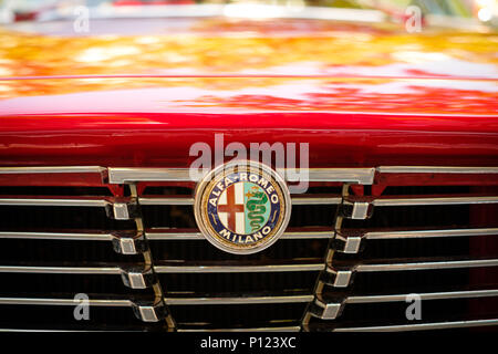 Berlino, Germania - 09 giugno 2018: Car design particolare e ALFA ROMEO logo / marchio sul grill closeup a Oldtimer manifestazione automobilistica a Berlino Foto Stock