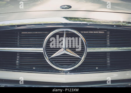 Berlino, Germania - 09 giugno 2018: primo piano della Mercedes Benz logo design / marchio sulla griglia anteriore sul oldtimer auto manifestazione di Berlino, Germania Foto Stock