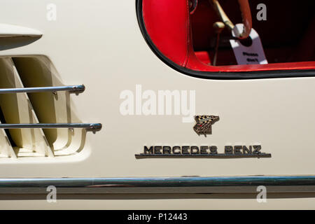 Berlino, Germania - 09 giugno 2018: Mercedes Benz logo / marchio letterring su oldtimer auto / vintage automobile dettaglio Foto Stock