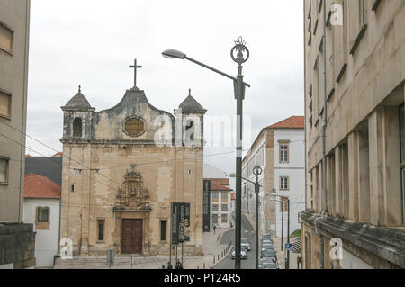 La chiesa di Sao Joao de Almedina e il Museu Nacional de Machado de Castro di Coimbra, in Portogallo. Foto Stock