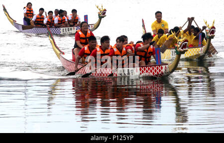 Kolkata, India. Decimo Giugno, 2018. Il popolo cinese partecipano a una regata in occasione del Dragon Boat Festival 2018. Il festival si verifica al quinto giorno del quinto mese del cinese tradizionale calendario. Credito: Saikat Paolo/Pacific Press/Alamy Live News Foto Stock