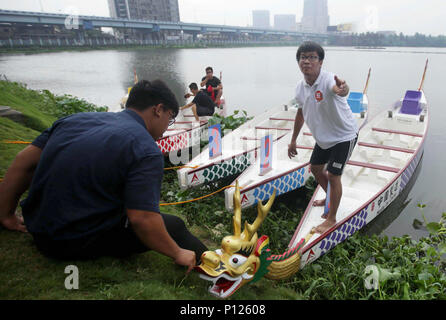 Kolkata, India. Decimo Giugno, 2018. Il popolo cinese partecipano a una regata in occasione del Dragon Boat Festival 2018. Il festival si verifica al quinto giorno del quinto mese del cinese tradizionale calendario. Credito: Saikat Paolo/Pacific Press/Alamy Live News Foto Stock