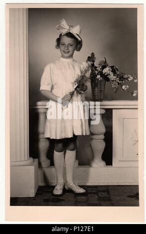 HODONIN, la Repubblica cecoslovacca - circa 1945: un vintage foto della ragazza - la prima santa Comunione. Foto Stock