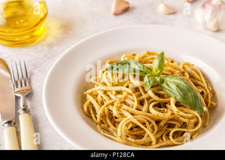 Pasta fatta in casa con il pesto. Messa a fuoco selettiva. Foto Stock