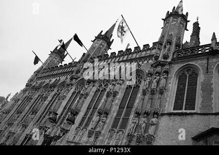 Il Municipio (Stadhuis) da Piazza Burg, che mostra gli ornati di pietra-carving: Brugge,Belgio: versione in bianco e nero Foto Stock