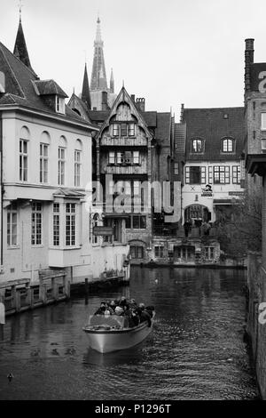 Vista lungo il canale Groenerei da Blinde-Ezelbrug, Brugge, Belgio, a t'Bourgoensche Cruyce ristorante: versione in bianco e nero Foto Stock