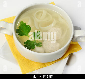 Per bambini (zuppa di pollo, polpette di carne e pasta). Foto Stock