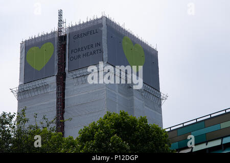 Londra, UK, 9yh giu 2018 ore diurne. Grenfell Tower, scena del disastroso incendio fatale sulla settimana del primo anniversario. La torre è coperta noe Foto Stock