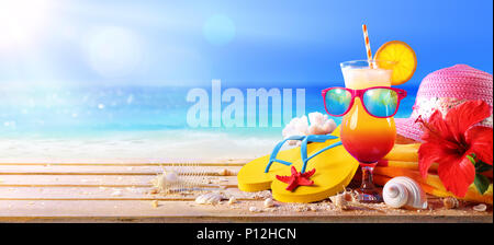 Concetto di spiaggia - Tequila Sunrise Cocktail con accessori di estate Foto Stock