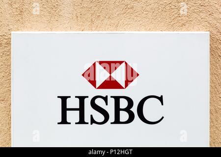 Villefranche, Francia - 18 Marzo 2018: HSBC logo su una parete. HSBC Holdings è una multinazionale britannica dei servizi bancari e finanziari e società Foto Stock