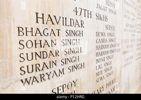 Nomi dei Sikh indiani soldati sulle pareti del Menin Gate Memorial, Ypres, Belgio Foto Stock