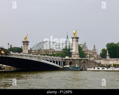 Vista iconico attraverso il Fiume Senna del Alexander III Bridge e il Grand Palace, Parigi, Francia Foto Stock