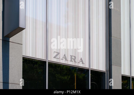 Berlino, Germania - 09 giugno 2018: il logo / marchio di Zara negozio sulla facciata esteriore in Berlino, Germania. Zara è una moda spagnola, abbigliamento e Foto Stock
