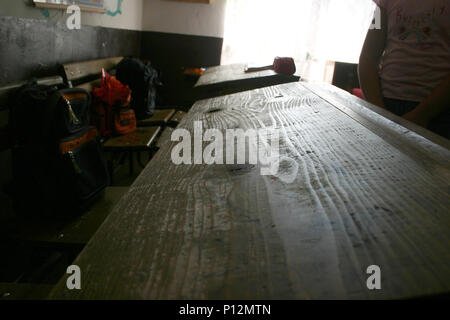 Vecchi banchi di legno nella piccola scuola rurale in Romania Foto Stock