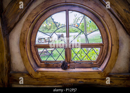 Guardando fuori della finestra dal Green Dragon Inn in Shire in Hobbiton, Hinuera, Matamata, Nuova Zelanda Foto Stock