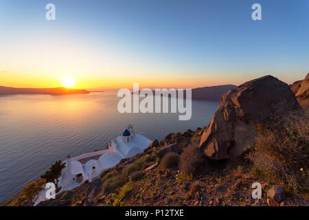 Un tramonto meraviglioso a Panagia Theoskepasti, sul Skaros rock a Imerovigli, Santorini, Creta, Grecia. Foto Stock