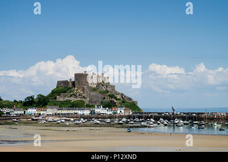 Il pittoresco castello di Mont Orgueil - noto anche come castello di Gorey - visto da di Long Beach. Jersey, Isole del Canale Foto Stock