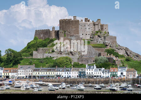 Il pittoresco castello di Mont Orgueil - noto anche come castello di Gorey - visto da di Long Beach. Jersey, Isole del Canale Foto Stock