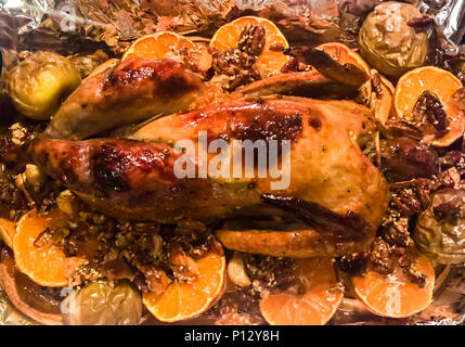 Cotta nel forno faraona aka italiano piatto di Natale con la zucca Mandarin, macadamia, pecan, miele, semi di sesamo, rosmarino, pepe, sale. Mosca, Russia Foto Stock