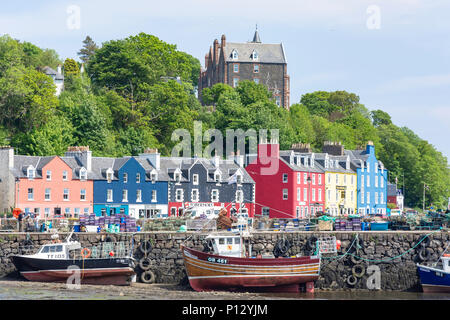 Case colorate e barche da pesca sulla banchina, Tobermory, Isola di Mull, Ebridi interne, Argyll e Bute, Scozia, Regno Unito Foto Stock