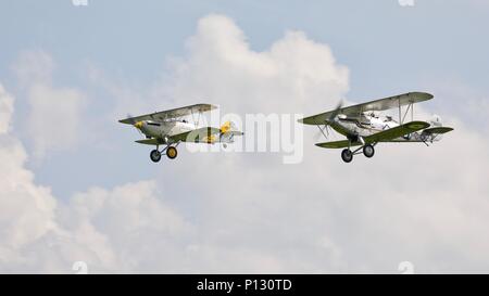 1934 Hawker Nimrod II (G-BURZ) e un 1937 Hawker Demon (K8203) volando assieme al Fly Navy in airshow Shuttleworth il 3 giugno 2018 Foto Stock