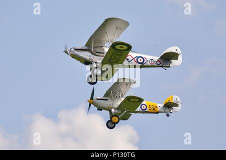 1934 Hawker Nimrod II (G-BURZ) e un 1937 Hawker Demon (K8203) volando assieme al Fly Navy in airshow Shuttleworth il 3 giugno 2018 Foto Stock